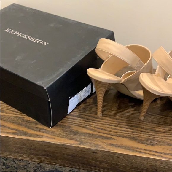 Expression nude and white pumps - Picture 5 of 5
